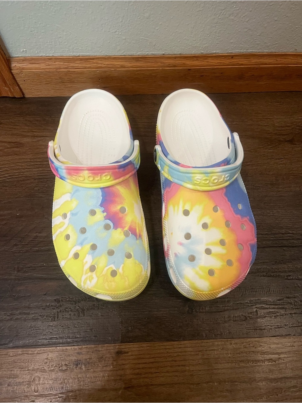 CROC’S Classic Tie Dye Rainbow comfortable Casusl shoe’s Size M8/W10